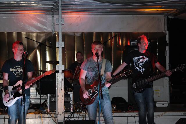 klasse Hits und tosenden Applaus erntet die Band ......
