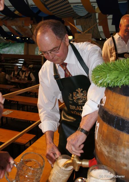 Meringer Volksfest 2011 - Merings 2. Bürgermeister Leonhard Erhard beim Anzapfen