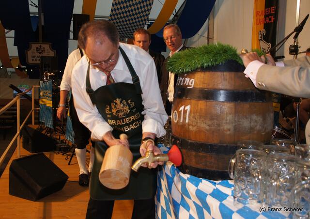 Meringer Volksfest 2011 - Proffesionell angezapt wurde von Merings 2. Bürgermeister Leonhard Erhard