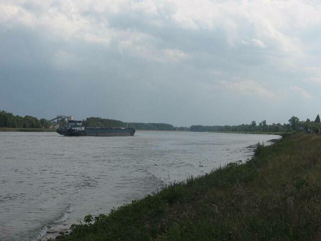Die Schiffe können nicht mehr vollbeladen fahren - Einkommensverlust für die Schiffer und verlängerte Transportzeiten sind die Folge.