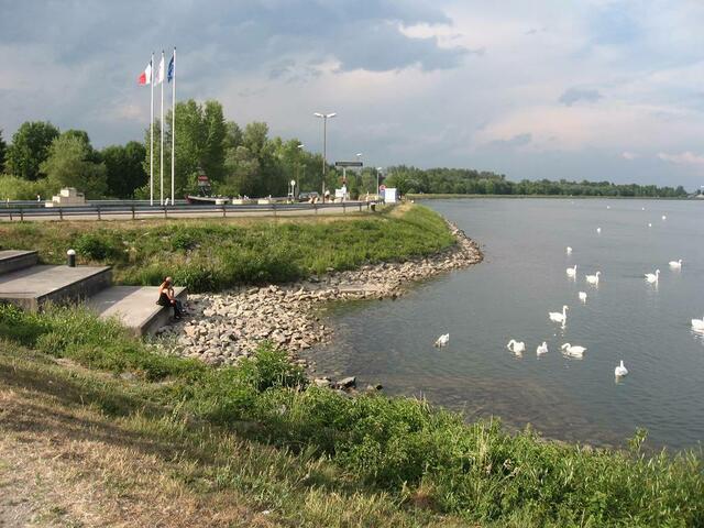 Auch hier wird der niedrige Pegel gut sichtbar. Normal befindet sich die Wasserlinie zwischen der ersten und zweiten Stufe des Ponton-Anlegers links im Bild.