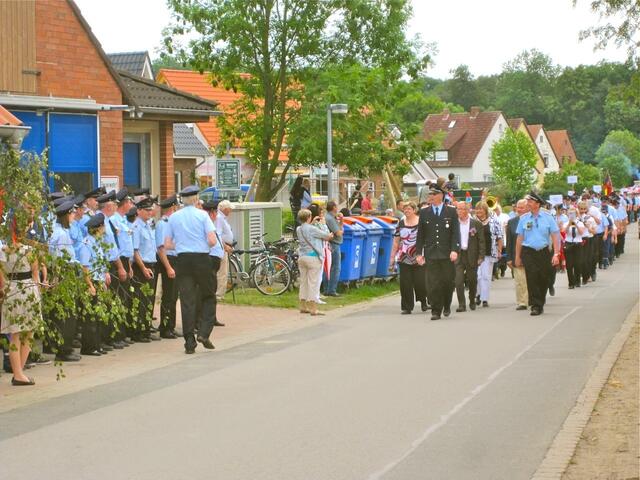 Zu Beginn des Festumzuges maschierten alle Gruppen an den Aktiven der Oerier Feuerwehr vorbei.