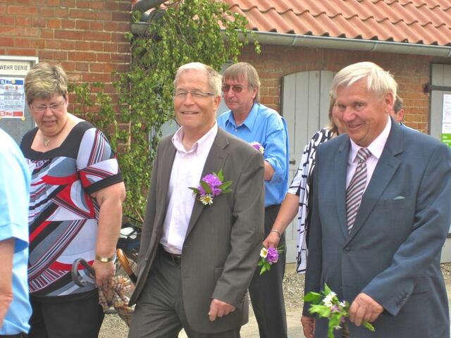 v. l.: Die stellvertretende Ortsbürgermeisterin Marion Kimpioka, der Stadtrat v. Pattensen Klaus Grupe und der Ortsbürgermeister von Hüpede und Oerie Hans-Friedrich Wulkopf