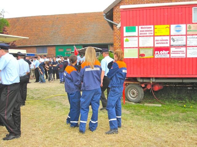 Die Wehren und Vereine sammeln sich zum Umzug auf dem Festplatz. Rechts der Toilettenwagen.