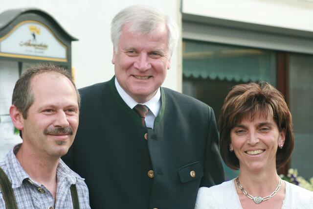 Seehofer mit den Wirten der einzigen Gastwirtschaft im Ort