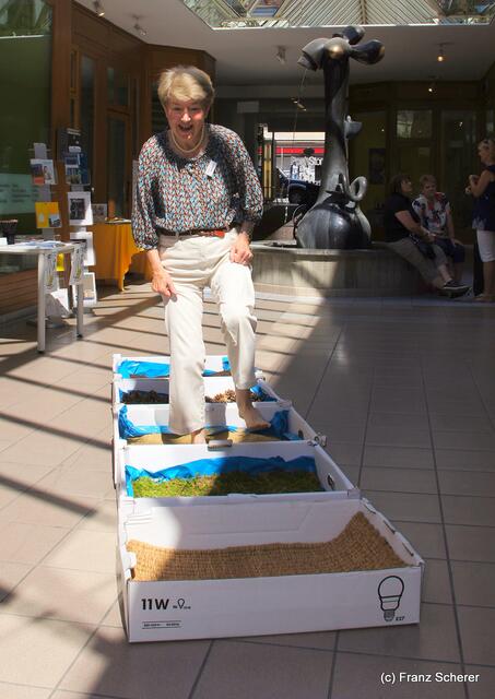 Friedberger Kneipp-Gesundheitstag am 21.05.2011 - 2. Verinsvorsitzende Margit Gallwitz auf dem Sinnenpfad