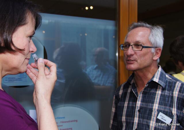 Friedberger Kneipp-Gesundheitstag am 21.05.2011 - Düfte erraten konnte man bei aus den Fläschchen von Gerhard Beichl