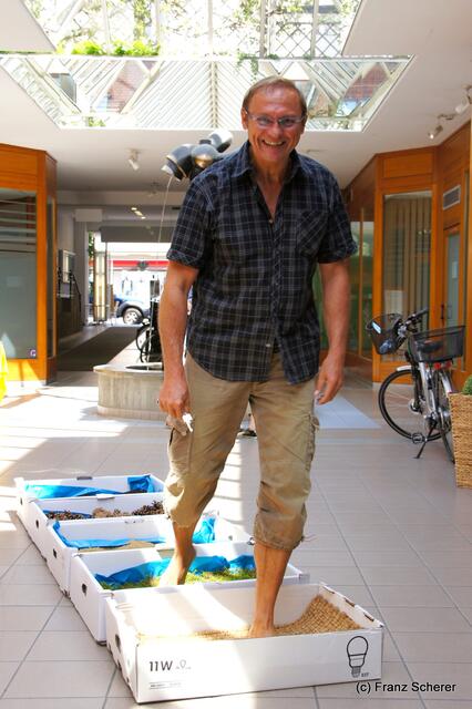 Friedberger Kneipp-Gesundheitstag am 21.05.2011 - Paradox-Chef Johann Rupp auf dem Sinnenpfad