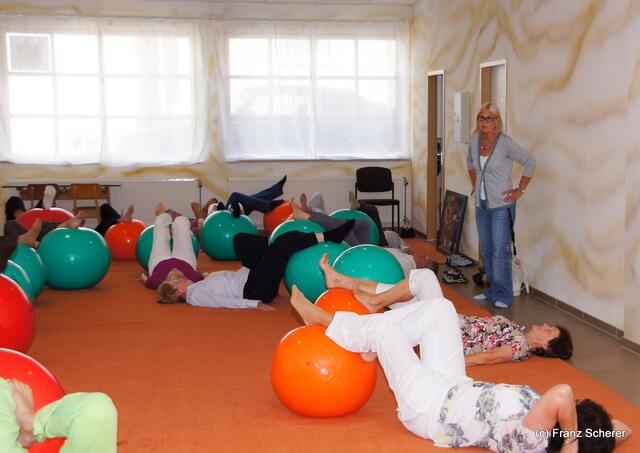 Friedberger Kneipp-Gesundheitstag am 21.05.2011 - Mit dem Pezziball am Rücken arbeiten, zeigt Ingrid Krämer (links) den Teilnehmern