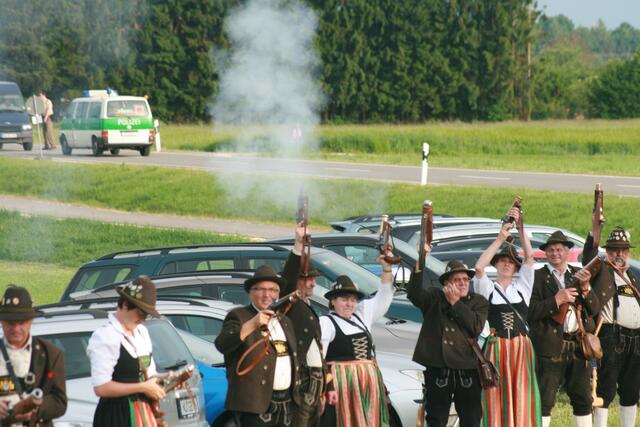Salutschüsse für den Ministerpräsidenten