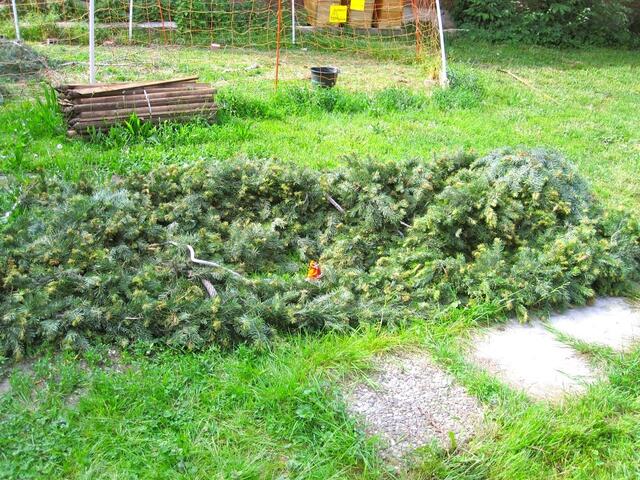 Etliche Meter Girlande auf einem Haufen - noch am Seil