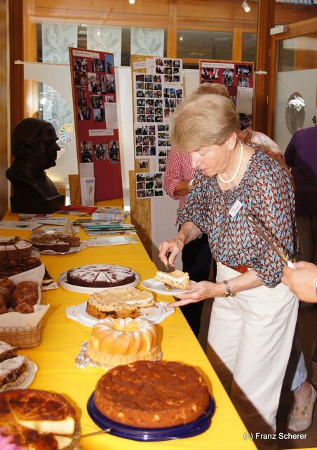 Friedberger Kneipp-Gesundheitstag am 21.05.2011 - Zum Kaffe hatten viele Vereinsmitglieder leckere Süßspeisen gebacken. 2. Vereinsvorsitzende Margit Gallwitz als Chefin der Kuchentheke
