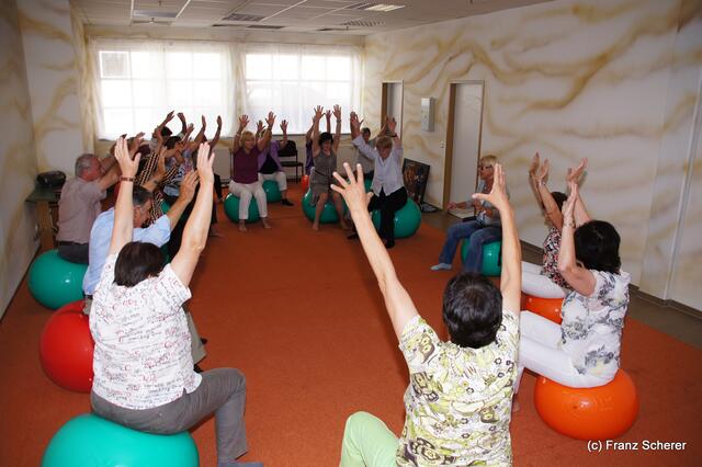 Friedberger Kneipp-Gesundheitstag am 21.05.2011 - Mit dem Pezziball am Rücken arbeiten, zeigt Ingrid Krämer (links) den Teilnehmern