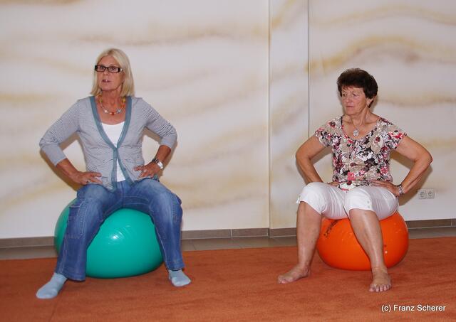 Friedberger Kneipp-Gesundheitstag am 21.05.2011 - Mit dem Pezziball am Rücken arbeiten, zeigt Ingrid Krämer (links) den Teilnehmern