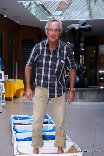Friedberger Kneipp-Gesundheitstag am 21.05.2011 - Gerhard Beichl auf dem Sinnenpfad