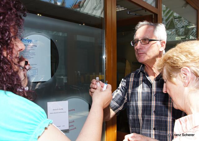 Friedberger Kneipp-Gesundheitstag am 21.05.2011 - Düfte erraten konnte man bei aus den Fläschchen von Gerhard Beichl
