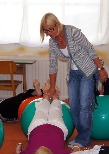 Friedberger Kneipp-Gesundheitstag am 21.05.2011 - Mit dem Pezziball am Rücken arbeiten, zeigt Ingrid Krämer (links) den Teilnehmern