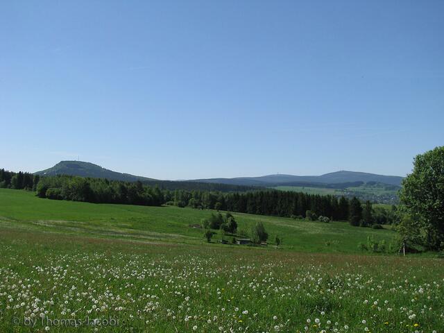 Blick zum Bärenstein, Keilberg und Fichtelberg.