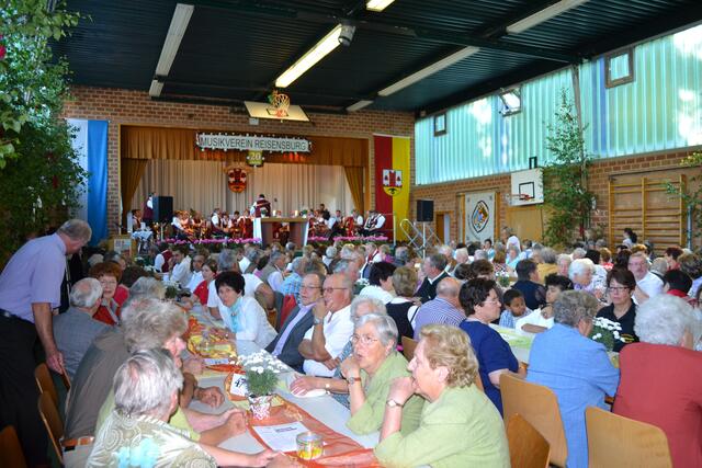 Eine vollbesetzte Herrenwaldhalle zum Gottesdienst, Frühschoppen, Mittagessen, Kaffee und Kuchen...