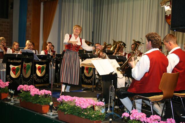 "Unsere" Renate Schmid (stv. Dirigentin von Reisensburg) durfte zum 20-jährigen Jubiläum zwei Stücke bei den Waldsetter Musikanten dirigieren.