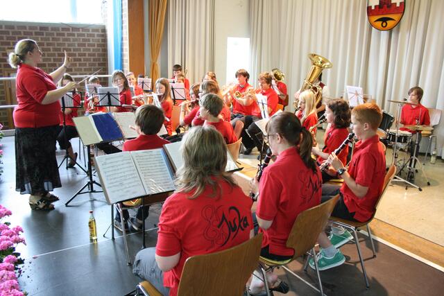 Kaffee und Kuchen "versüßte" die Jugendkapelle Reisensburg-Wasserburg-Günzburg mit Ihrer Dirigentin Karin Fiedler.