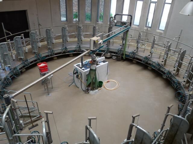 noch ist es leer, das Melkkarussell