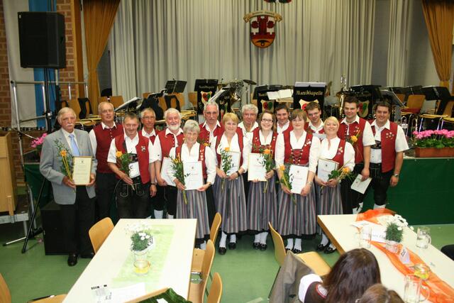 Samstag bei der Urkundenverleihung, von links: Hans Briegel, Alois Brunhuber, Hans Höfner, Willi Rehle, Herbert Löhle, Toni Löhle, Hans Kempter, Renate Schmid, Benedikt Hartmann, Susanne Mader, Bernhard Fink, Beate Hämmerle, Michael Briegel, Heike Höfner, Andreas Mayer, Daniel Schmid.