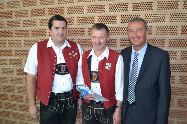 2. Vorstand Daniel Schmid, 1. Vorstand Hans Höfner, Oberbürgermeister Gerhard Jauernig nach dem Grußwort.