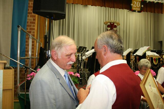 2. Vorsitzender des Allgäu-Schwäbischen Musikbundes, Bezirk 12, Alois Brunhuber (rechts) ehrt Hans Briegel, der zusammen mit Andreas Fink (+) vor 20 Jahren die Gründung des Musikvereins Reisensburg vorantrieb.