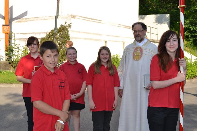 Alles Musikerinnen und Musiker - die Minis und Pfarrer Singer.