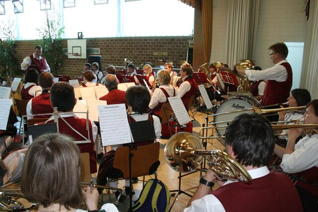 Ein Dirigent mit zwei Kapellen: Gerhard Kratzer dirigiert die Dinkelscherbener und die "Reischburger".