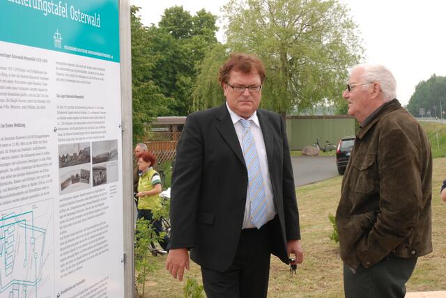 kriegsgräber u. gefangenenlager in Osterwald   02  erinnerungstafel, bürgermeister Heuer u. H. Biester