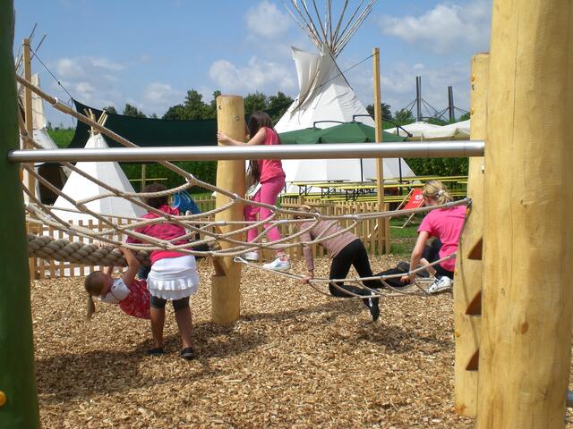 kleiner Klettergarten. `Echte`Tipis zum Unterstellen, bei Regen. Eines diente als Klassenzimmer.