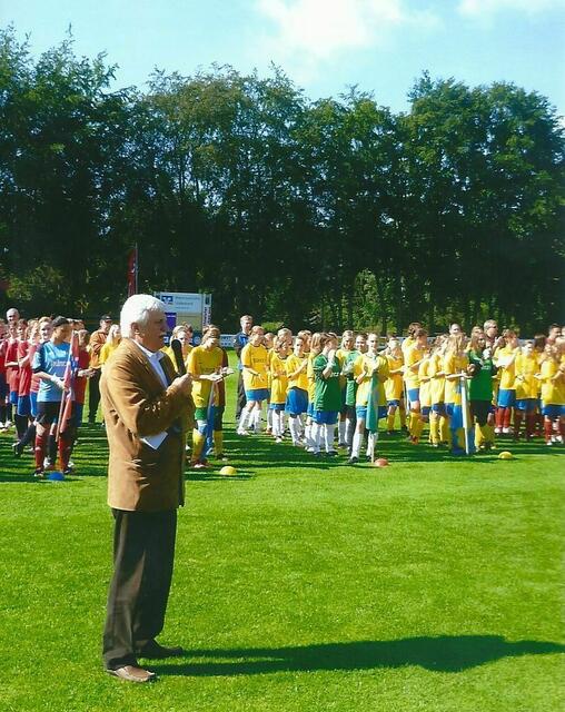 Jürgen Stern, Vereinsvorsitzender des SV Ramlingen/Ehlershausen, heißt die Teilnehmer willkommen