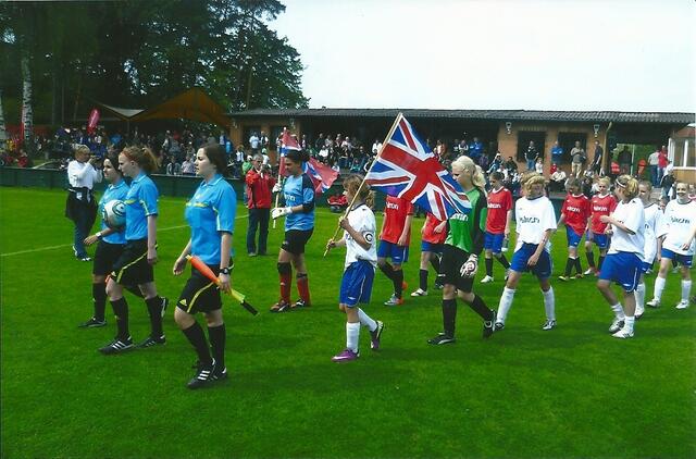Einlauf der beiden Finalisten England (TSG Ahlten) gegen Norwegen (TSV Bemerode)