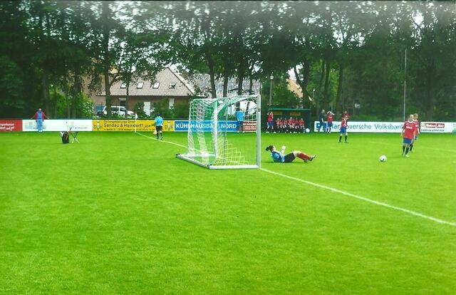 Die Torfrau der Norweger kann das Tor nicht verhindern. Gleich wird der Ball im Netz zappeln. Nina Heise trifft dann noch zum 2:0 Endstand