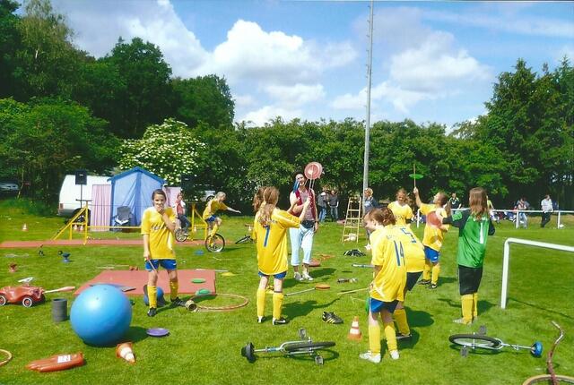 Ein Jongleur begeistert die Spielerinnen von Wacker Neustadt