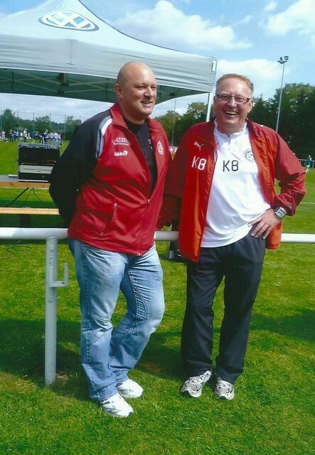 Ramlingen-Coach Kurt Becker (rechts) hat gute Laune und lacht herzerfrischend