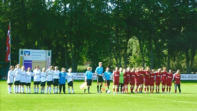 Eröffnungsspiel: Spielerinnen und Schiedsrichtergespann nehmen Aufstellung