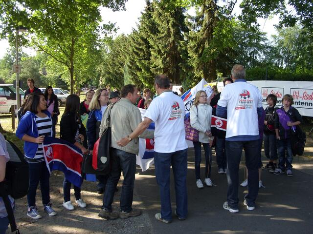 Die KGS Sehnde Schulmannschaft trifft ein, sie spielt für Nordkorea