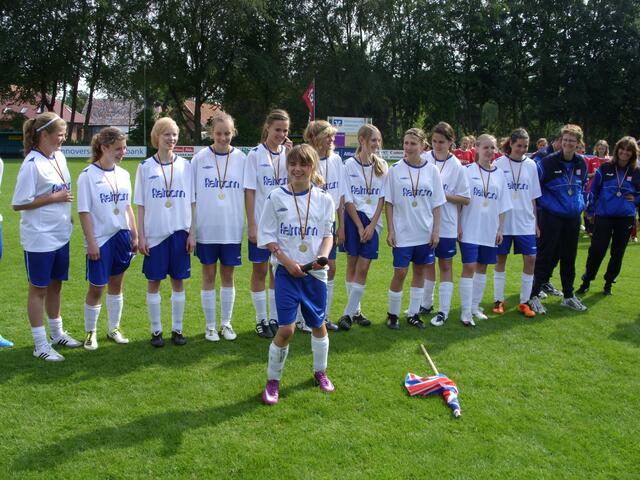 Spielführerin Kira Wolter von der TSG Ahlten bei ihrer Danksagung an die Turnierleitung