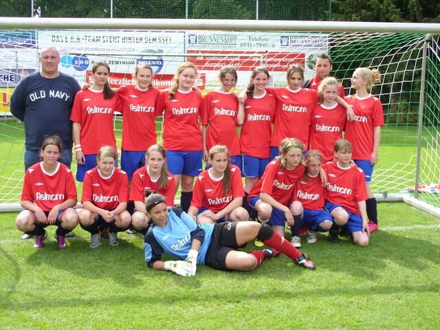 Die unterlegenen Norwegerinnen (TSV Bemerode) freuen sich über den Viz-Mini-Weltmeister.