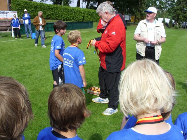 Fritz Redeker verteilt Medaillen