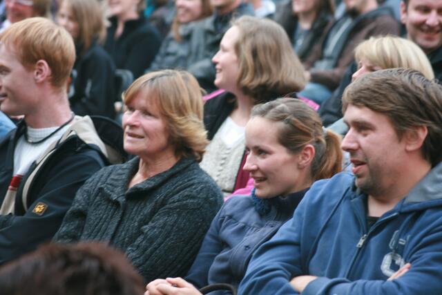 Hier singt das Auditorium der Künstlerin ein Ständchen zum Geburtstag