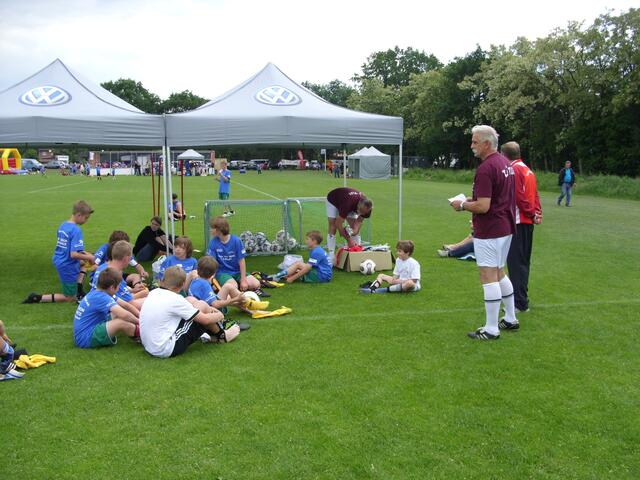 Die Fußballschule von Hannover 96 kam mit Holm Mauritz und Norbert Baier und schulten Kinder aus der Umgebung.