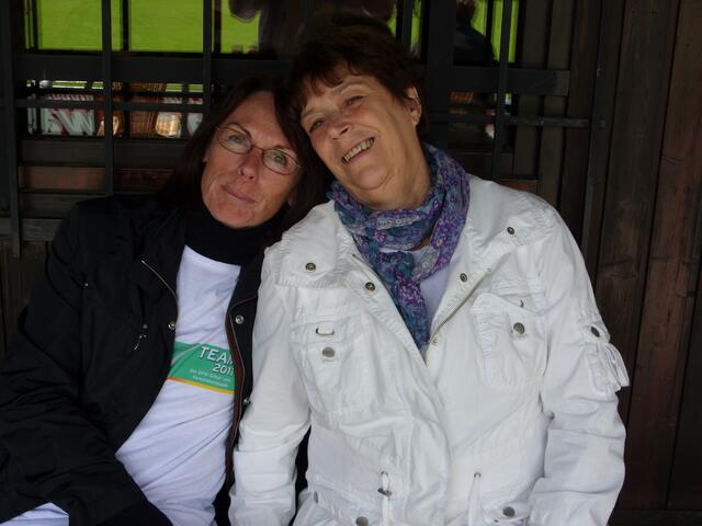 Zwei erschöpfte ehrenamtliche Helferinnen, Ingelore Runge und Elke Grupp