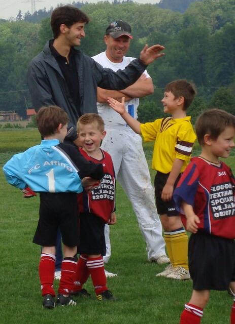 Abklatschen nach dem Sieg: Trainer Philipp Uricchio und Abwehrspieler Lennart Ehring