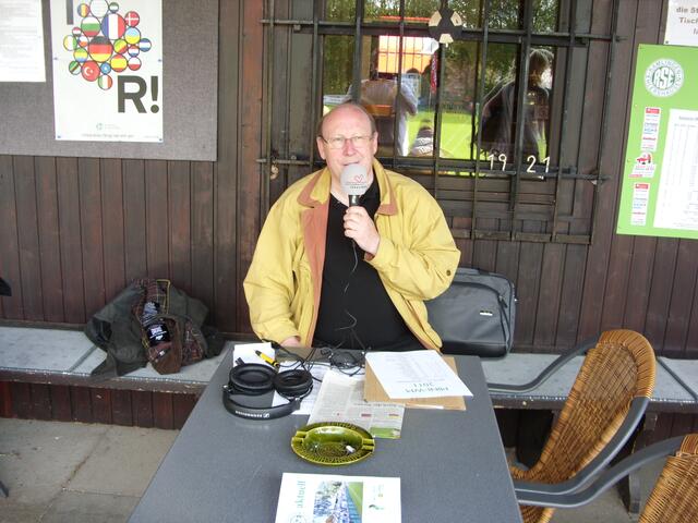 Jörg Zickfeld vom Radiosender Leinehertz einhundertsechseinhalb berichtete live aus dem Ramlinger Stadion.