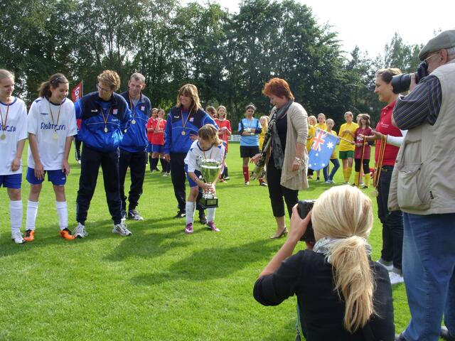 Jubelpose mit Weltmeister-Pokal
