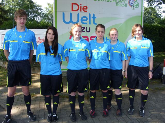 Die Schiedsrichter/innen: Renz Burkert, Monika Kourgouzova, Cindy Sabey, Alanie Pahl, Xenia Mach und Tirza Mach